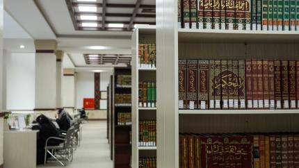 المكتبة النسوية | أجواء هادئة ومحتوى معرفي غني ، يتخلل أروقتها ويمنح مساحة من للتأمل والاطلاع